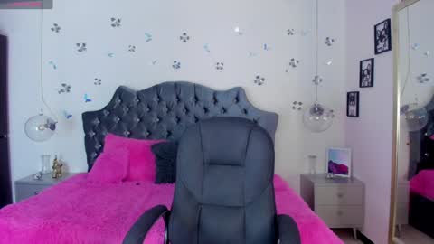 antonnela online show from February 4, 2025, 1:48 pm