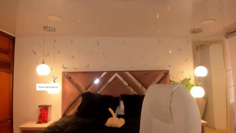 antonnela online show from September 10, 2025, 1:44 pm