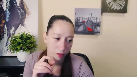 Snapshot of _astraia_ chatting on June 4, 2026, 9:26 am _astraia_ online show from June 4, 2026, 9:26 am