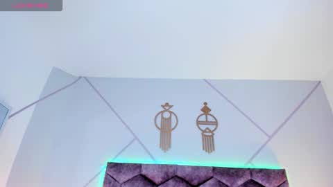 _aurora_collins_ online show from December 18, 2025, 12:22 pm