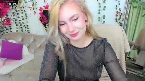 Snapshot of _bellaclark chatting on May 1, 2026, 8:35 pm Bella online show from May 1, 2026, 8:35 pm