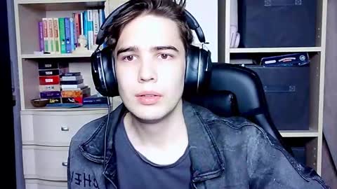 Snapshot of _crise_next_door_ chatting on October 9, 2025, 5:22 pm _crise_next_door_ online show from October 9, 2025, 5:22 pm