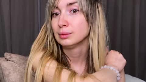 _crystal_moon_1 online show from November 22, 2025, 1:48 am