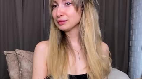 _crystal_moon_1 online show from November 22, 2025, 10:09 pm