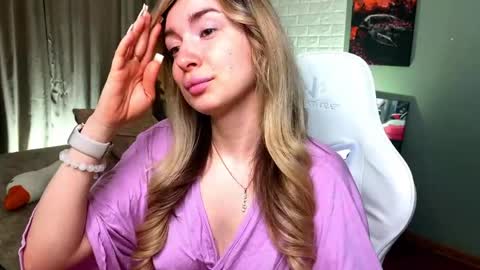 _crystal_moon_1 online show from March 25, 2026, 10:16 pm