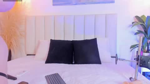 Emily Queen online show from June 3, 2026, 5:54 am