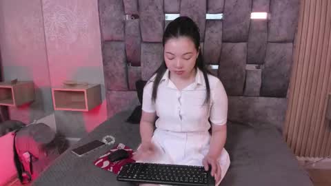 _emma_xoxo online show from December 3, 2025, 11:52 am