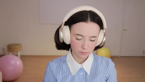 Snapshot of _female_essence_ chatting on September 20, 2025, 3:46 pm Essie online show from September 20, 2025, 3:46 pm