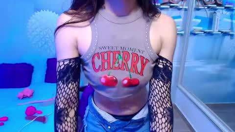 _gold_strawberry_ online show from May 5, 2026, 9:50 am