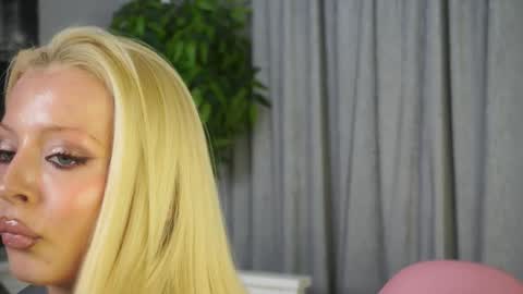 Snapshot of _honeymoney chatting on February 26, 2026, 8:13 am Lana online show from February 26, 2026, 8:13 am