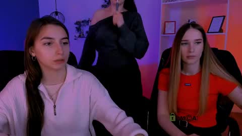 _kellykitten_ online show from April 15, 2026, 8:54 am