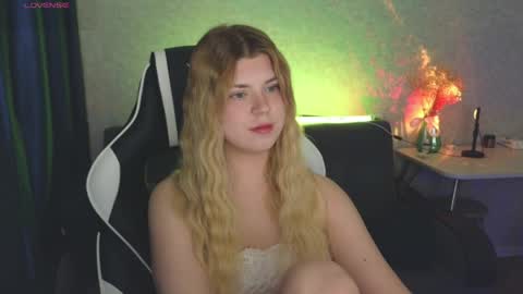 Snapshot of _kirieshka chatting on April 23, 2026, 6:32 pm Molly Emily online show from April 23, 2026, 6:32 pm