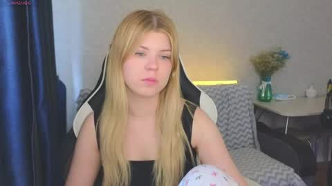 Snapshot of _kirieshka chatting on May 26, 2026, 2:35 pm Molly Emily online show from May 26, 2026, 2:35 pm