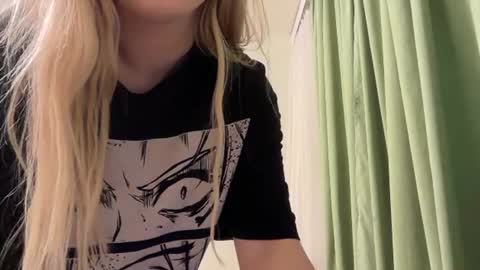 Snapshot of _kirieshka chatting on June 17, 2026, 7:26 pm Molly Emily online show from June 17, 2026, 7:26 pm