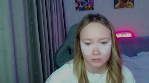 _lalune_ online show from January 24, 2025, 9:05 pm