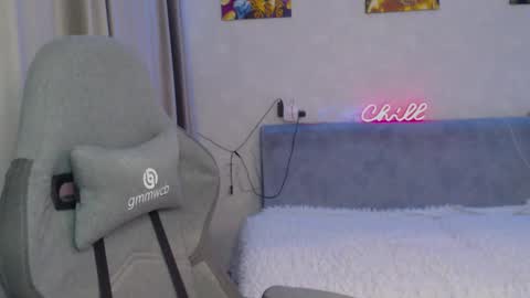 _lalune_ online show from March 6, 2025, 2:51 pm