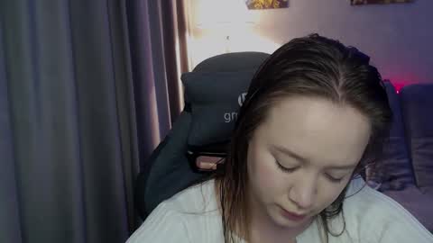 _lalune_ online show from October 6, 2025, 3:04 am