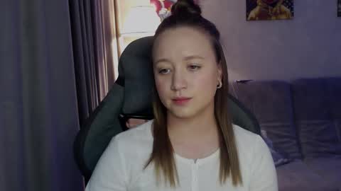 _lalune_ online show from November 7, 2025, 1:22 pm