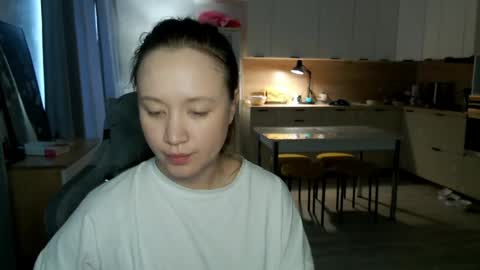 _lalune_ online show from April 9, 2026, 8:53 am