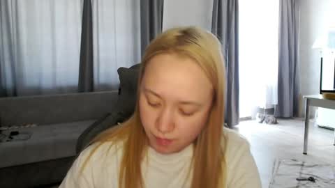 _lalune_ online show from May 22, 2026, 8:32 am