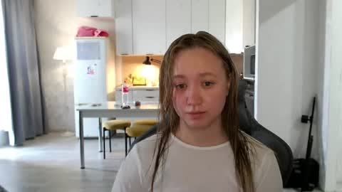 _lalune_ online show from June 17, 2026, 10:17 am