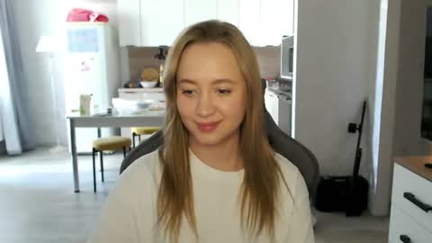 _lalune_ online show from June 18, 2026, 6:57 am