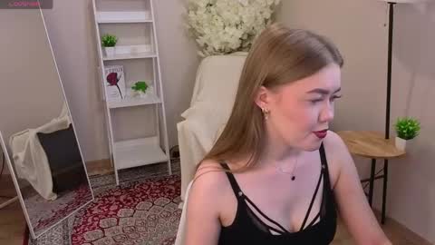 _liilcrystal_ online show from June 6, 2026, 7:07 pm