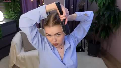 _liilcrystal_ online show from June 11, 2026, 7:45 pm