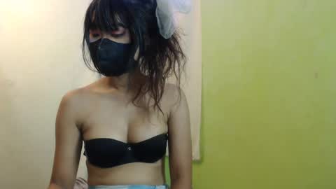 _lilies_gigi_ online show from February 19, 2025, 9:47 pm