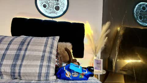 Lorrayne online show from April 8, 2026, 12:05 pm