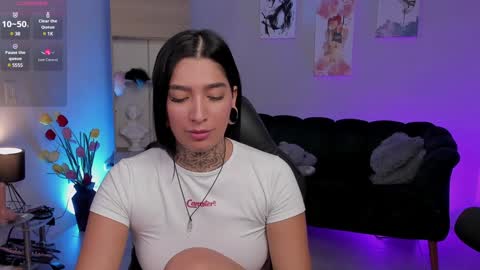 Snapshot of _louane_bour chatting on January 17, 2025, 2:18 pm Laura Independent Model online show from January 17, 2025, 2:18 pm