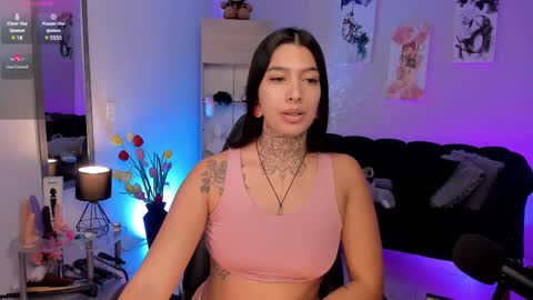 Snapshot of _louane_bour chatting on February 14, 2025, 11:10 am Laura Independent Model online show from February 14, 2025, 11:10 am