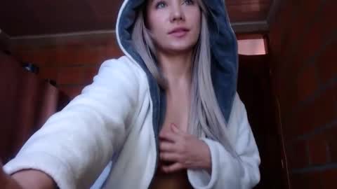 Snapshot of _lunablondie_ chatting on January 15, 2025, 3:29 pm _lunablondie_ online show from January 15, 2025, 3:29 pm