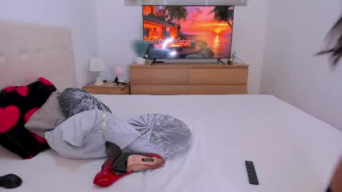 Lynna online show from April 6, 2026, 10:54 pm