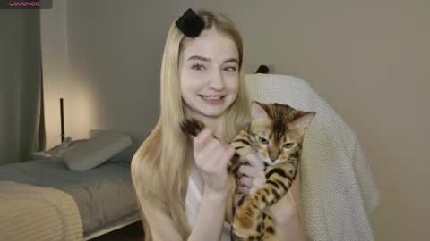 Snapshot of _magic_smile chatting on April 12, 2026, 2:11 pm Anna online show from April 12, 2026, 2:11 pm