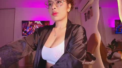 Snapshot of _megan_akbar chatting on October 1, 2025, 12:11 pm Marce  online show from October 1, 2025, 12:11 pm
