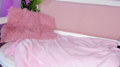 mia online show from November 19, 2025, 1:16 am