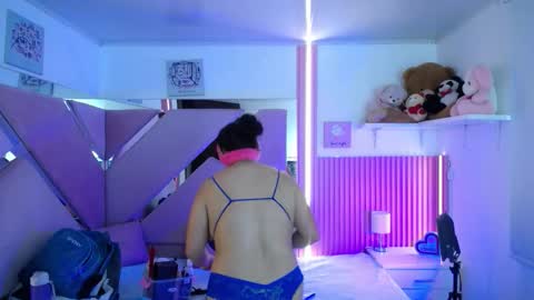  Mia  online show from November 24, 2025, 12:49 pm