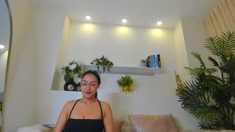 Mia online show from June 5, 2026, 9:53 pm