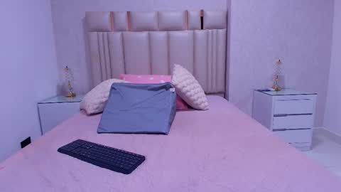 Mia  online show from February 25, 2026, 11:53 am