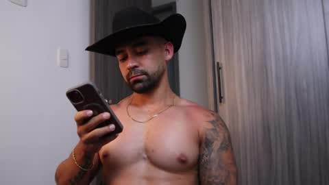 Snapshot of _mikestone chatting on December 2, 2025, 8:26 pm soy mike online show from December 2, 2025, 8:26 pm