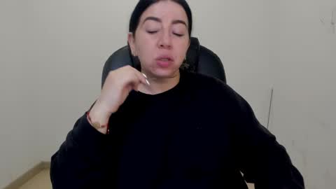 _miss_coco_ online show from November 12, 2025, 1:11 pm