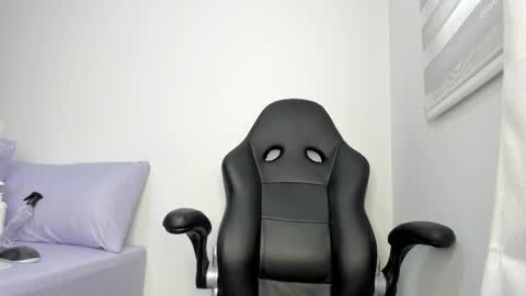 _molly_rosse_ online show from May 13, 2026, 11:51 am