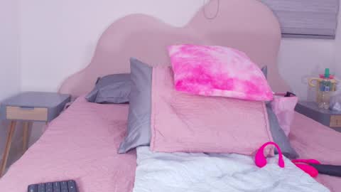 Luna online show from April 10, 2026, 4:06 am