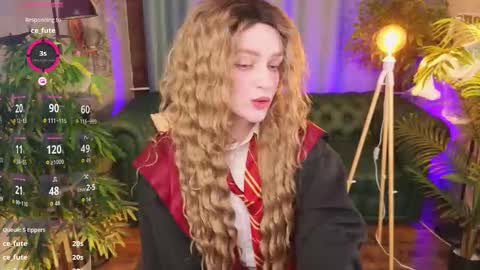 Maisie online show from October 31, 2025, 10:44 pm