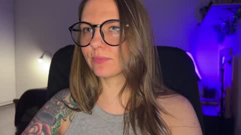 Snapshot of _private_person_ chatting on December 18, 2024, 8:25 pm HADLY today day-off see u online 0112 online show from December 18, 2024, 8:25 pm