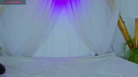 Moon online show from December 1, 2025, 10:04 pm