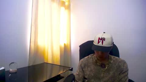 Juan Pablo-independent model online show from February 15, 2025, 7:50 pm