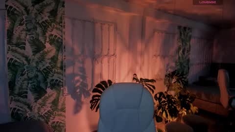 _sharlotte777 online show from February 13, 2026, 1:18 pm