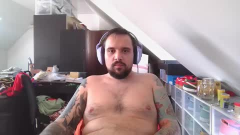 _smiley_bear27 online show from November 9, 2025, 5:06 am